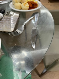 mesa do café da manha suja