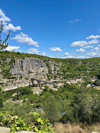 Blick vom Garten hinunter zur Brücke.
