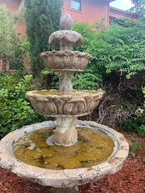 Relaxing vibes with the fountain.