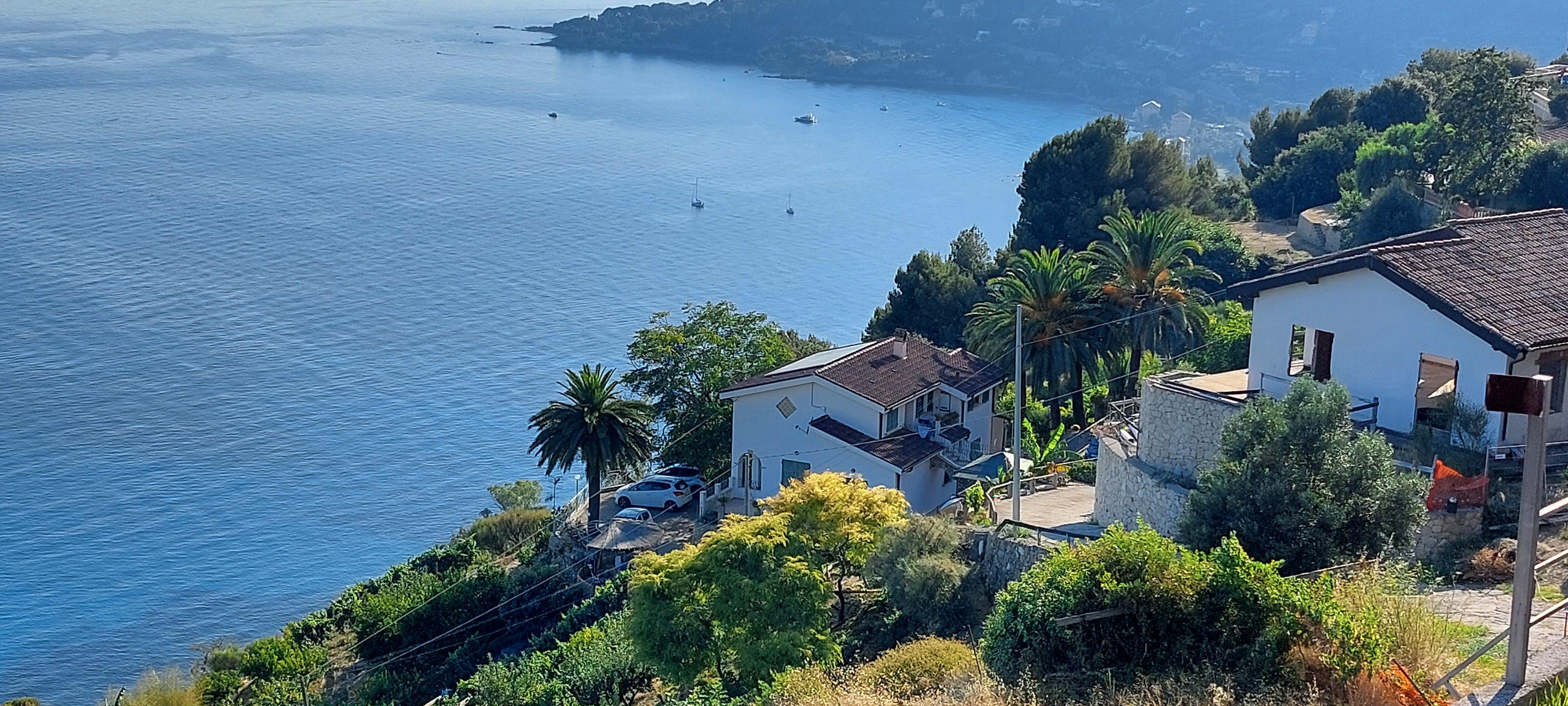 Blick von Einfahrt Grundstück auf Villa