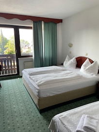 Chambre spacieuse (3 places ici)