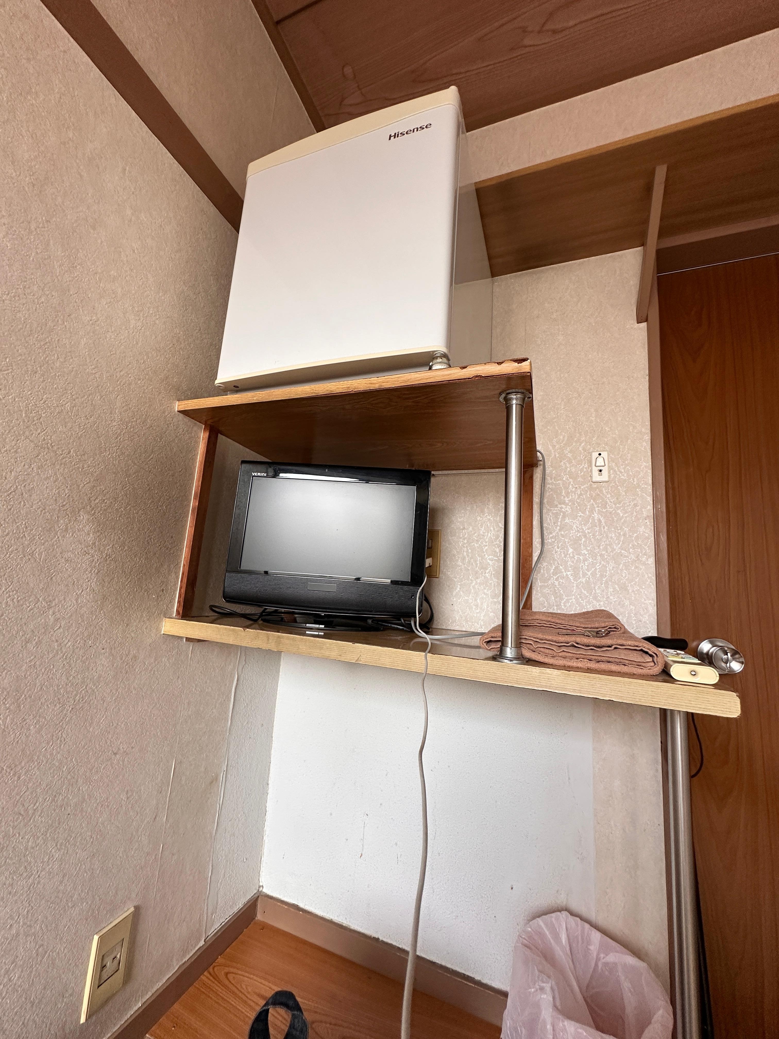 テレビ後にコンセントあります。