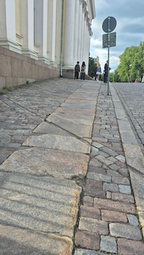 Og så kan finnerne noget med granitbelægning