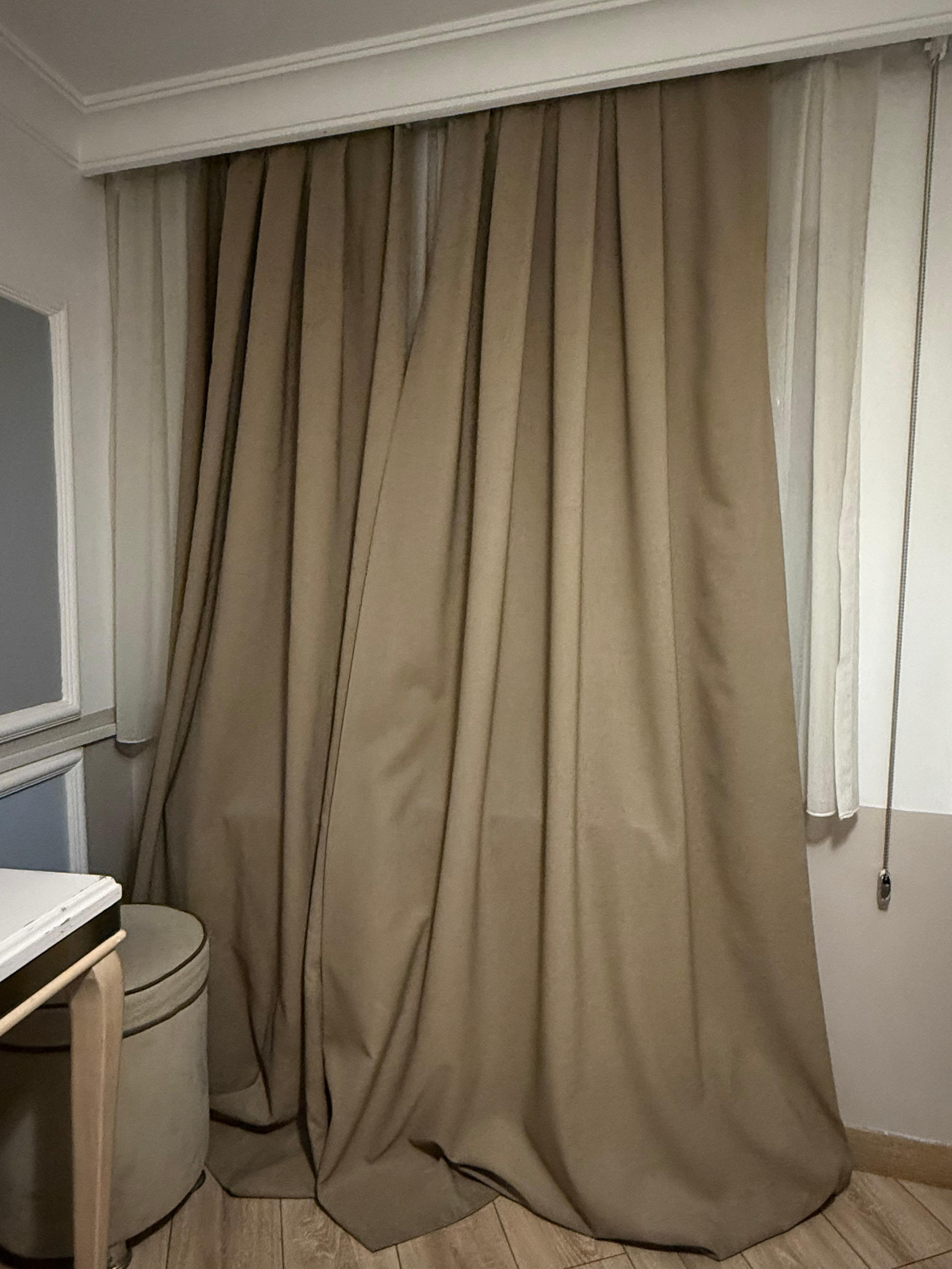 カーテンが完全に閉めれないのが気になりました。