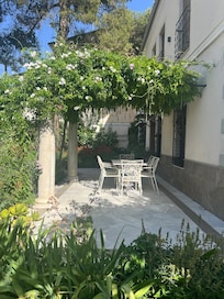 En fantastisk hage med flotte planter og blomster , vi tok frokost der 👌