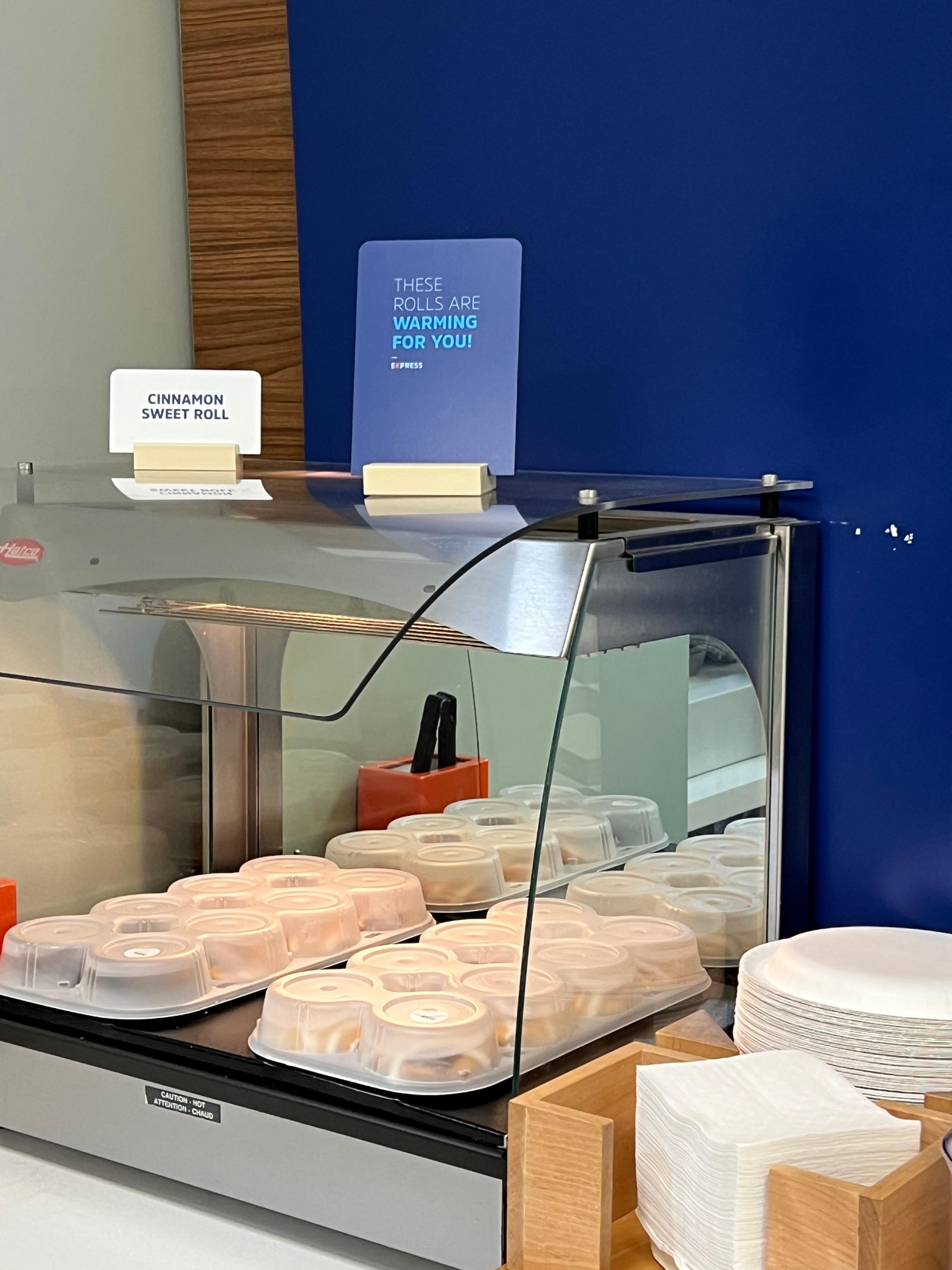 Hot cinnamon roll keeper