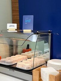 Hot cinnamon roll keeper