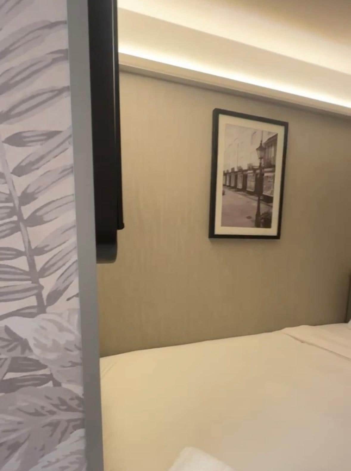 La cama pega con la pared 