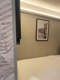 La cama pega con la pared