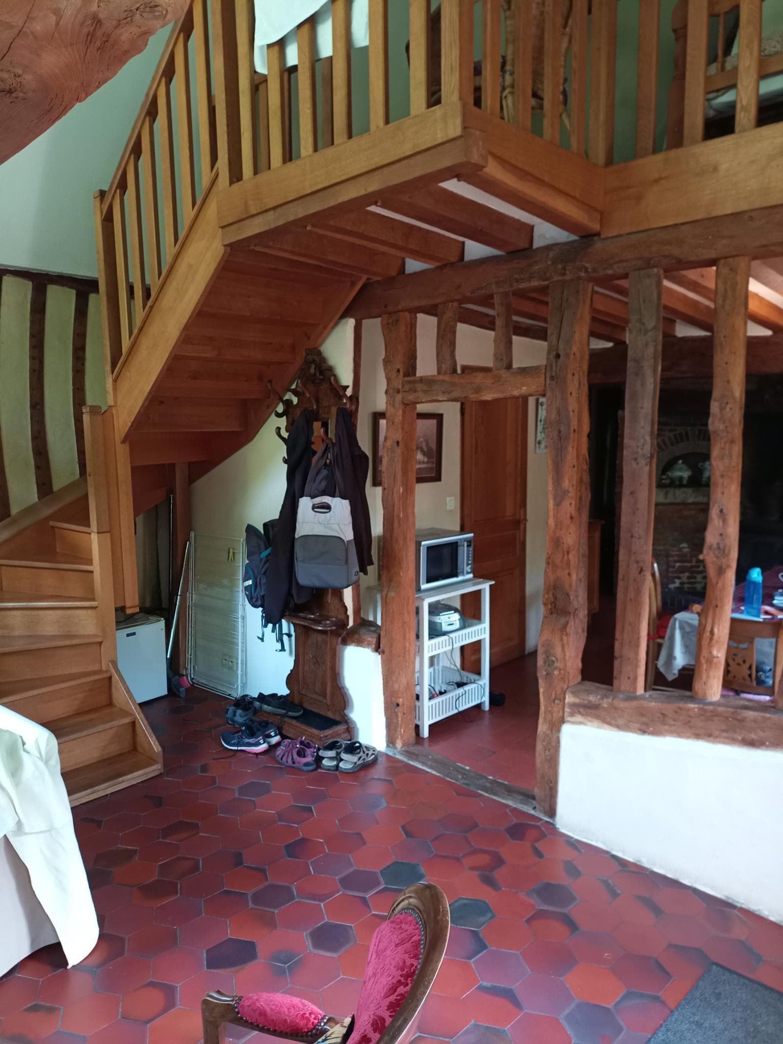 Treppenaufgang und Balken, die den Eßtisch vom Wohnbereich trennen. 