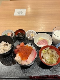 朝から海鮮丼!