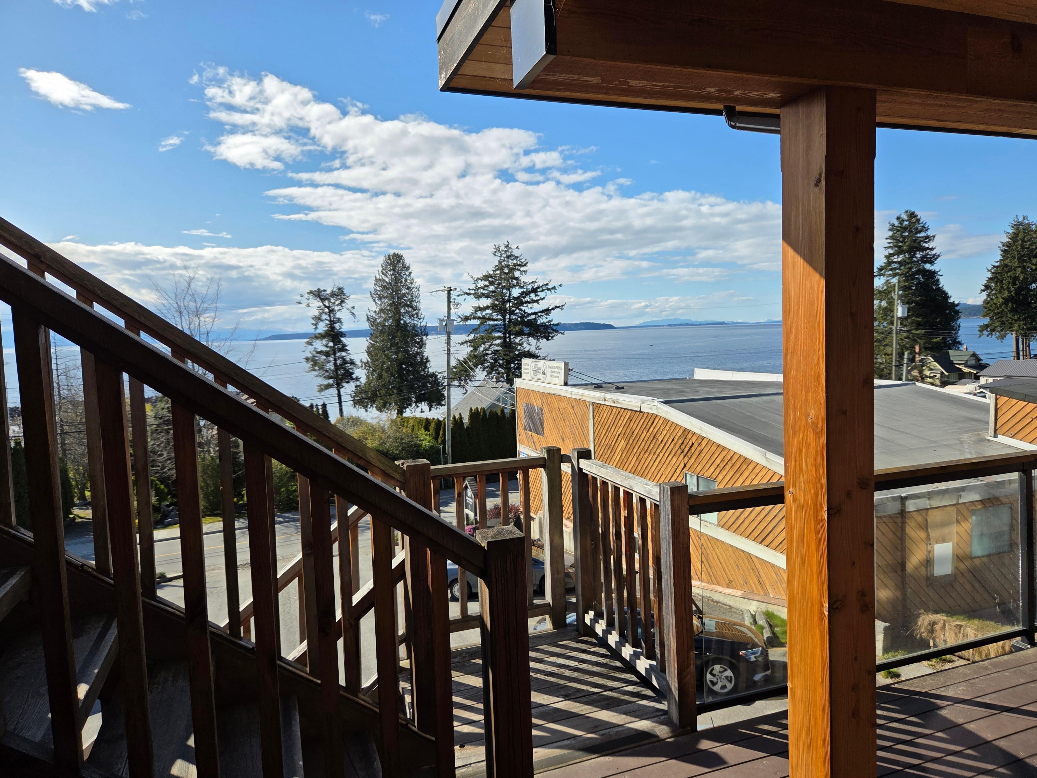 View from room. Shared balcony & stairs where you can walk to parking.