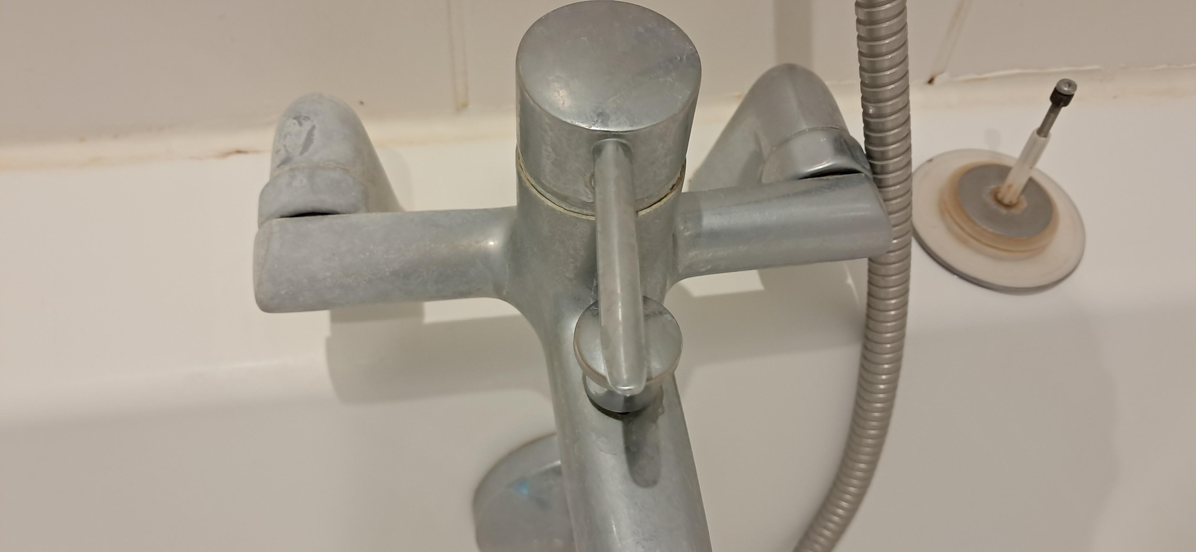 Robinet de baignoire entartré