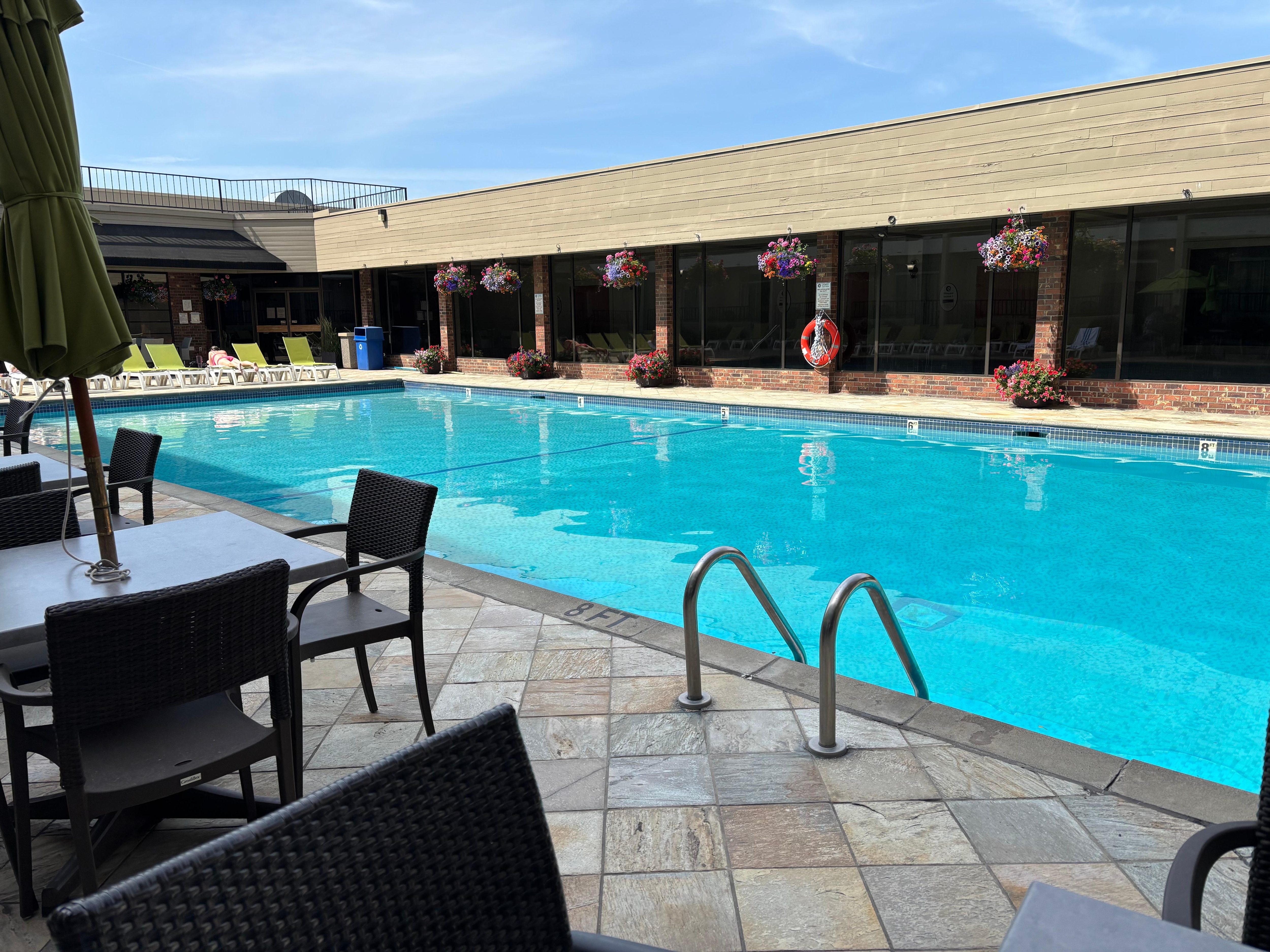 Had a very good smoked salmon Benny this morning poolside. It was very relaxing. Decided to stay a second night.