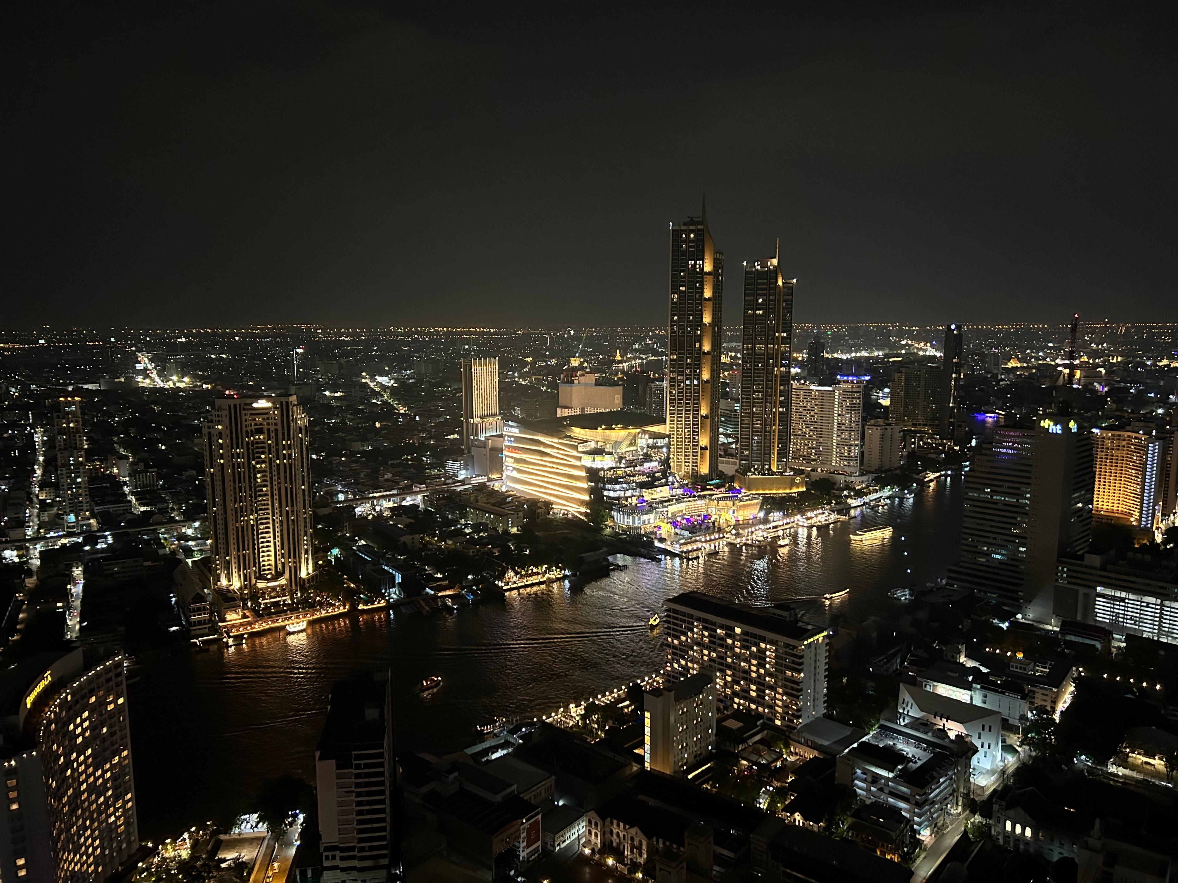 部屋からの景色
ライトアップされたワットアルンがわずかに見えます