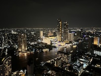 部屋からの景色
ライトアップされたワットアルンがわずかに見えます