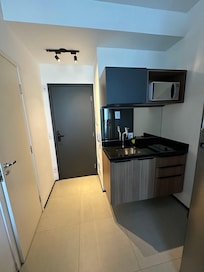 Mini cozinha equipada.