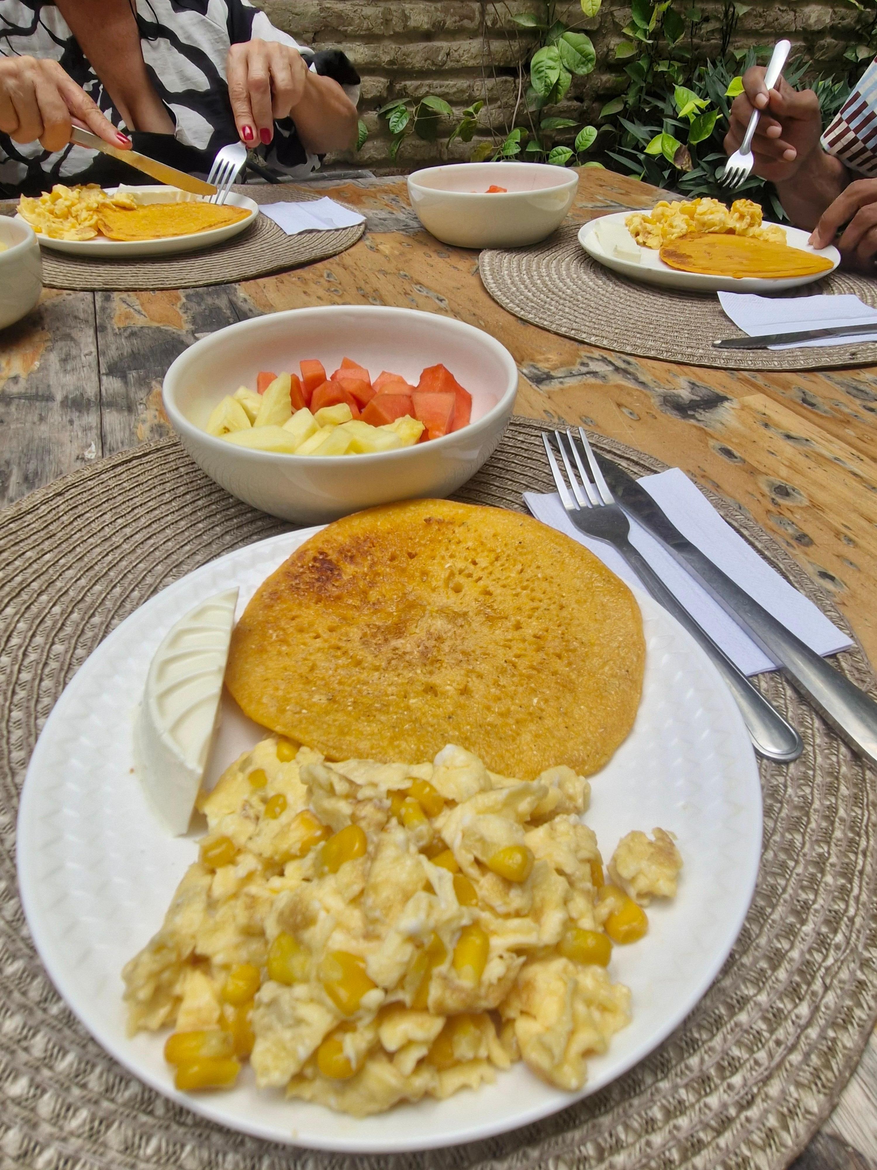 Desayuno delicioso, y tambien te sirven café y jugo de naranja, muy bueno
