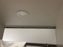 El cancel del baño es el mismo que comparte con el clóset y hay muchos hongos ahí por la humedad