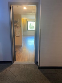 Travailleurs qui vident les chambres complètement