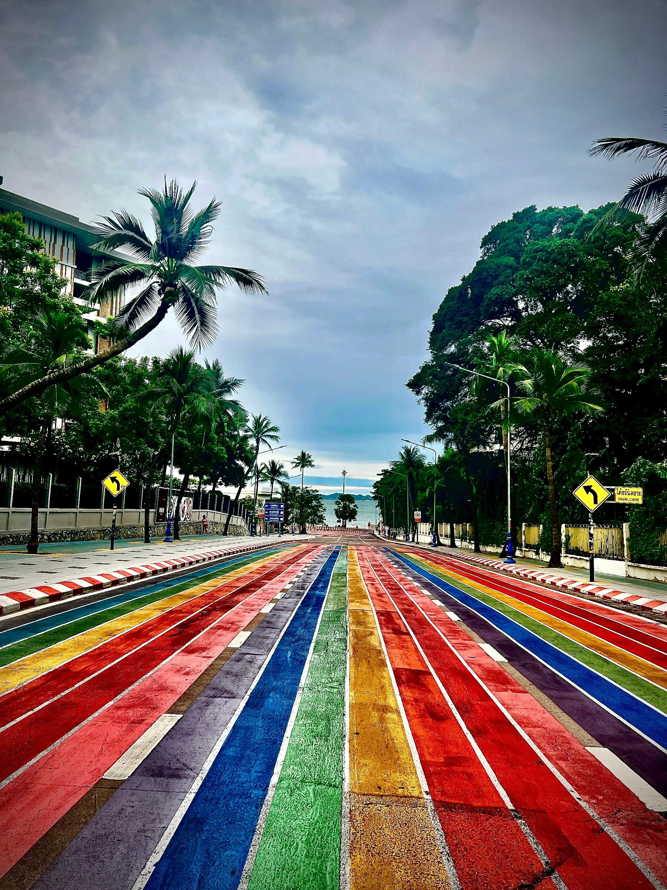 酒店旁的彩虹彎道