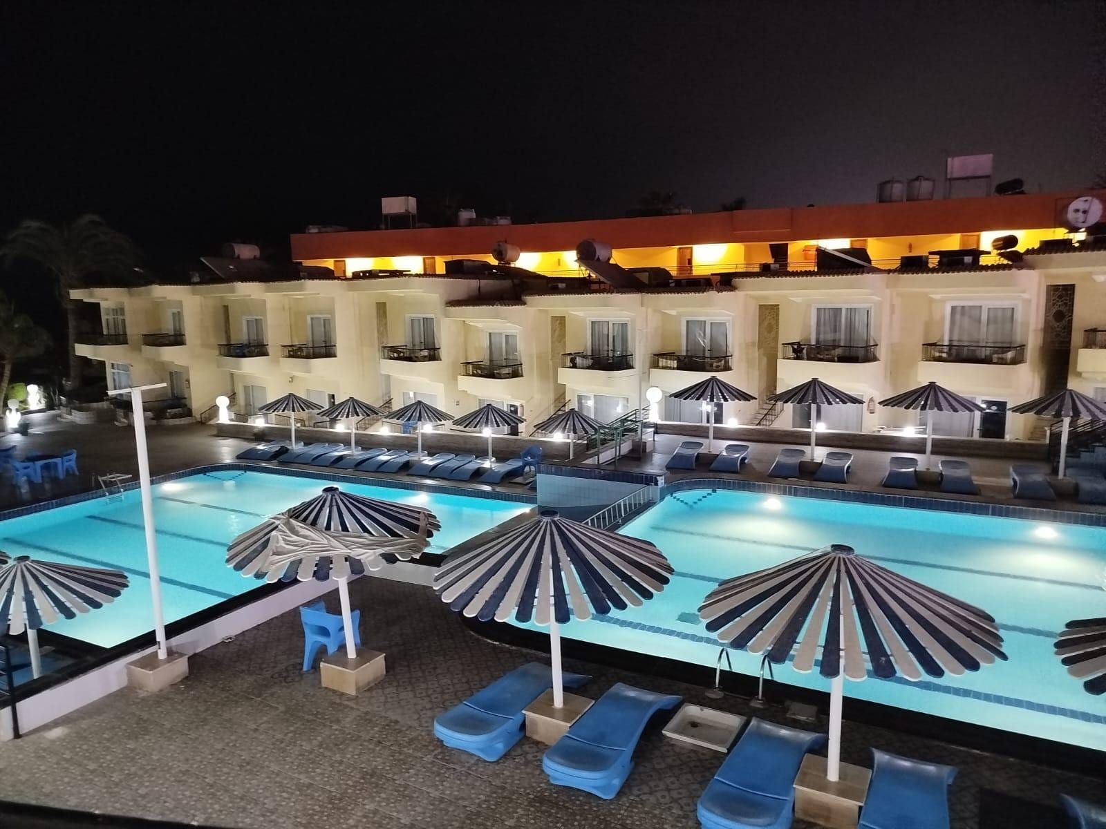 odamızdan otel havuzu