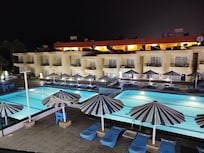 odamızdan otel havuzu