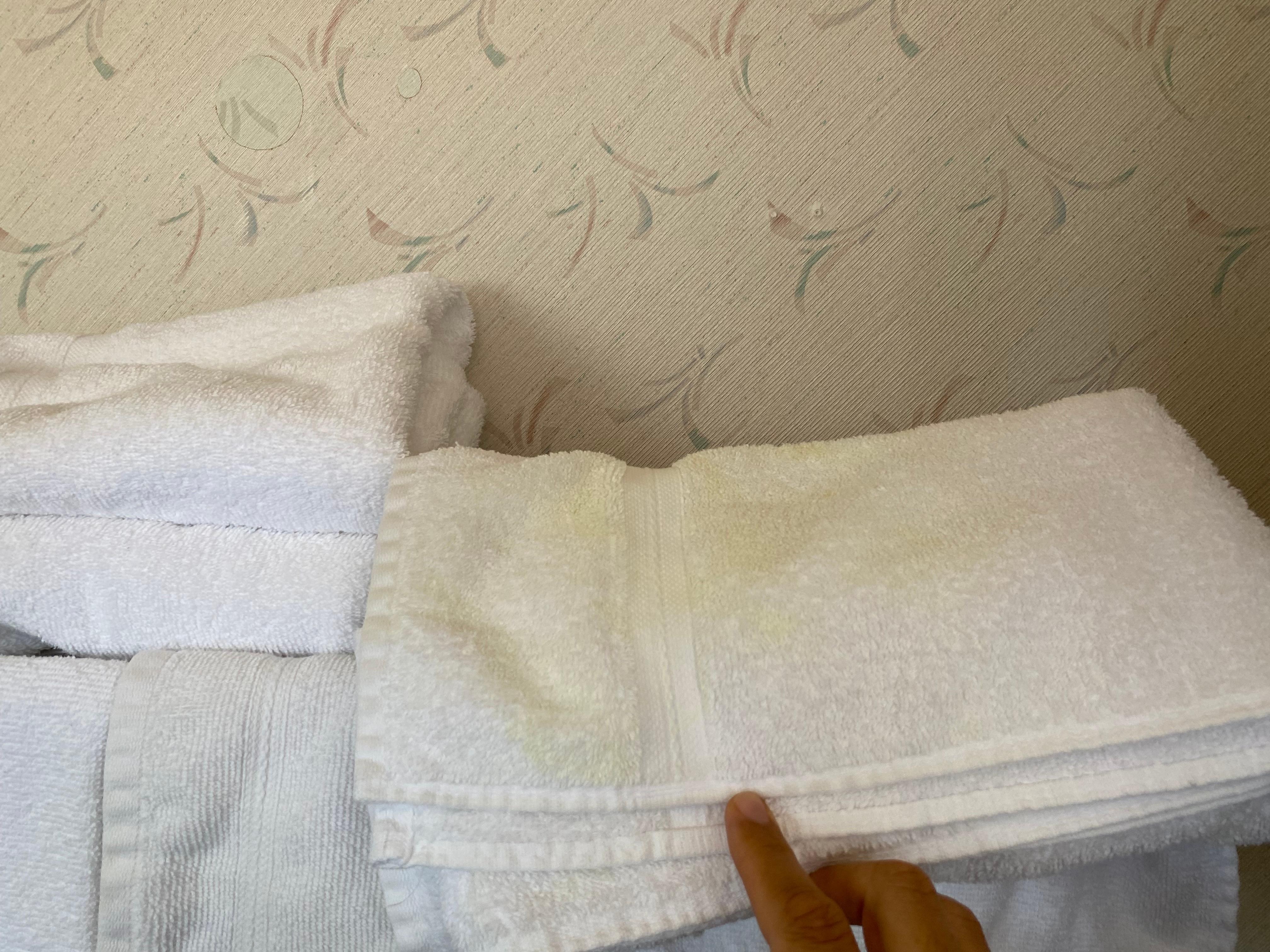 Serviettes tachées à notre arrivée.