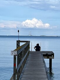 Badebro foran hotellet