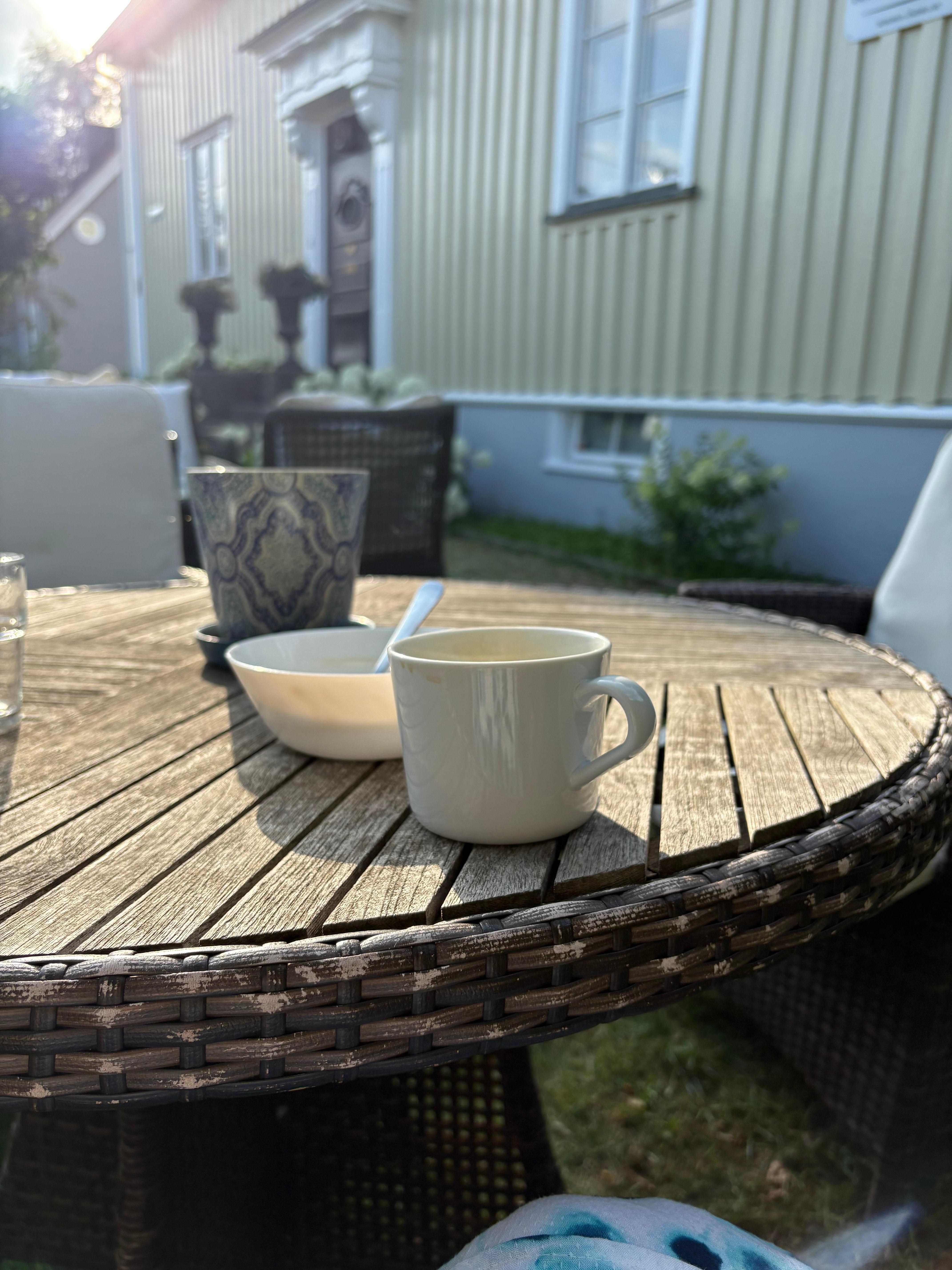 Frukost i trädgården