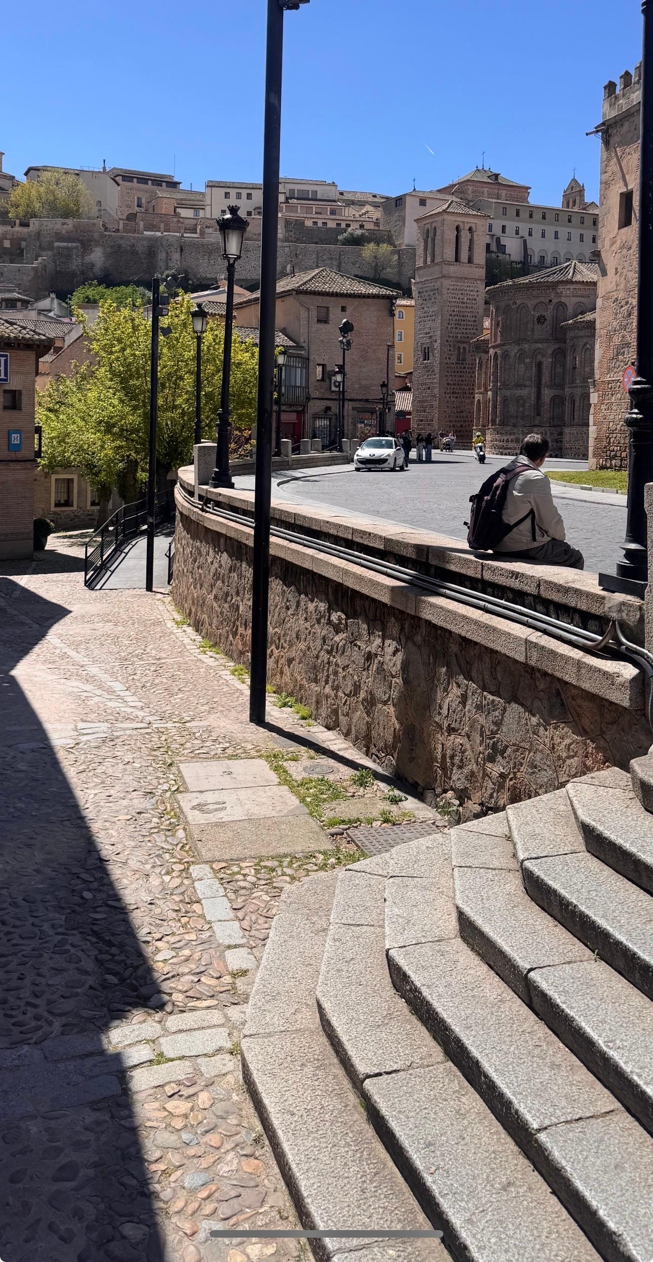 El exterior, tiene las paradas de bus exactamente afuera 