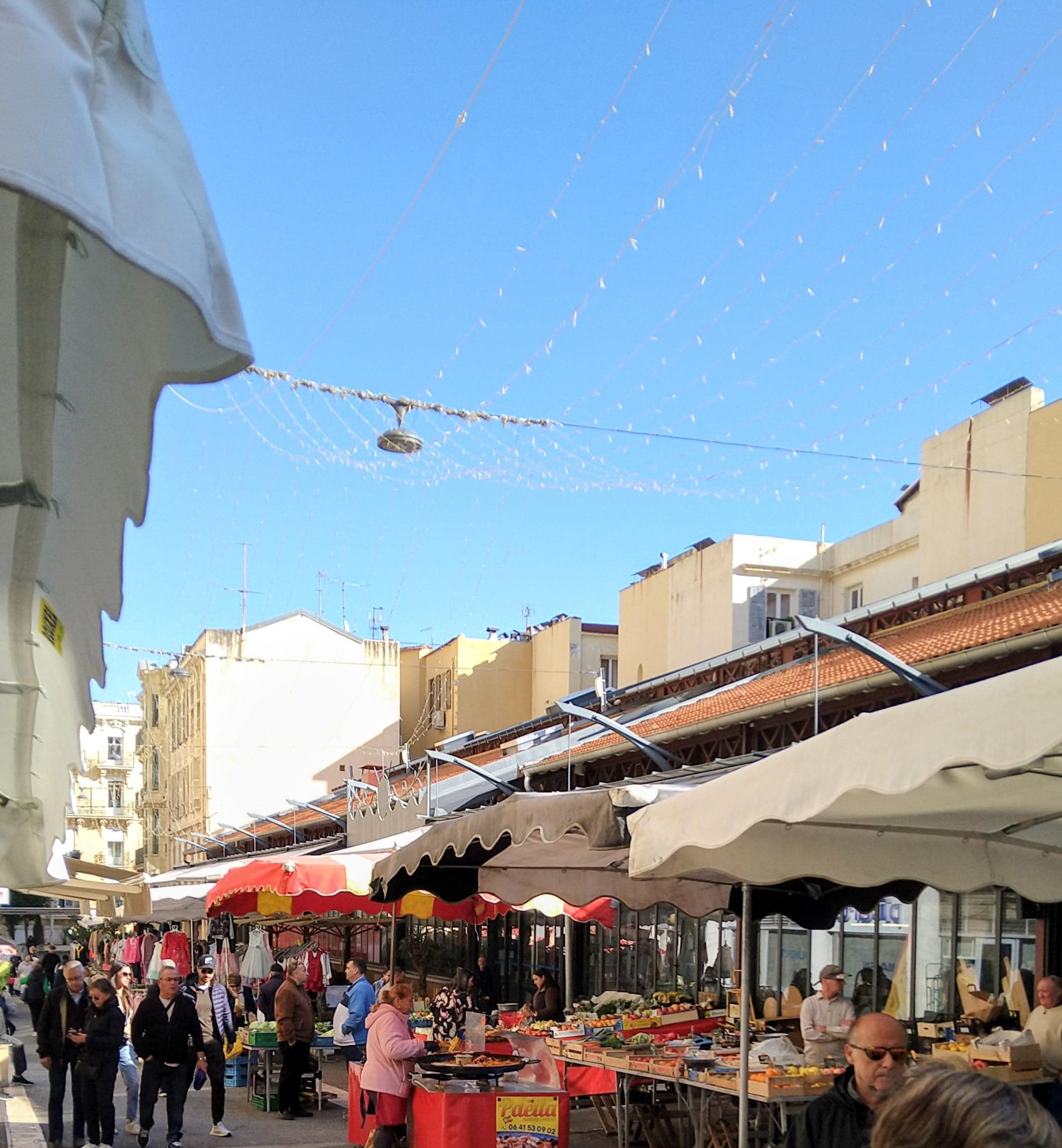 Der Platz wo man von der Tiefgarage aus hoch kommt, dann muss man um die Ecke nach oben (ca. 3 Minuten) und ist dann beim Hotel 