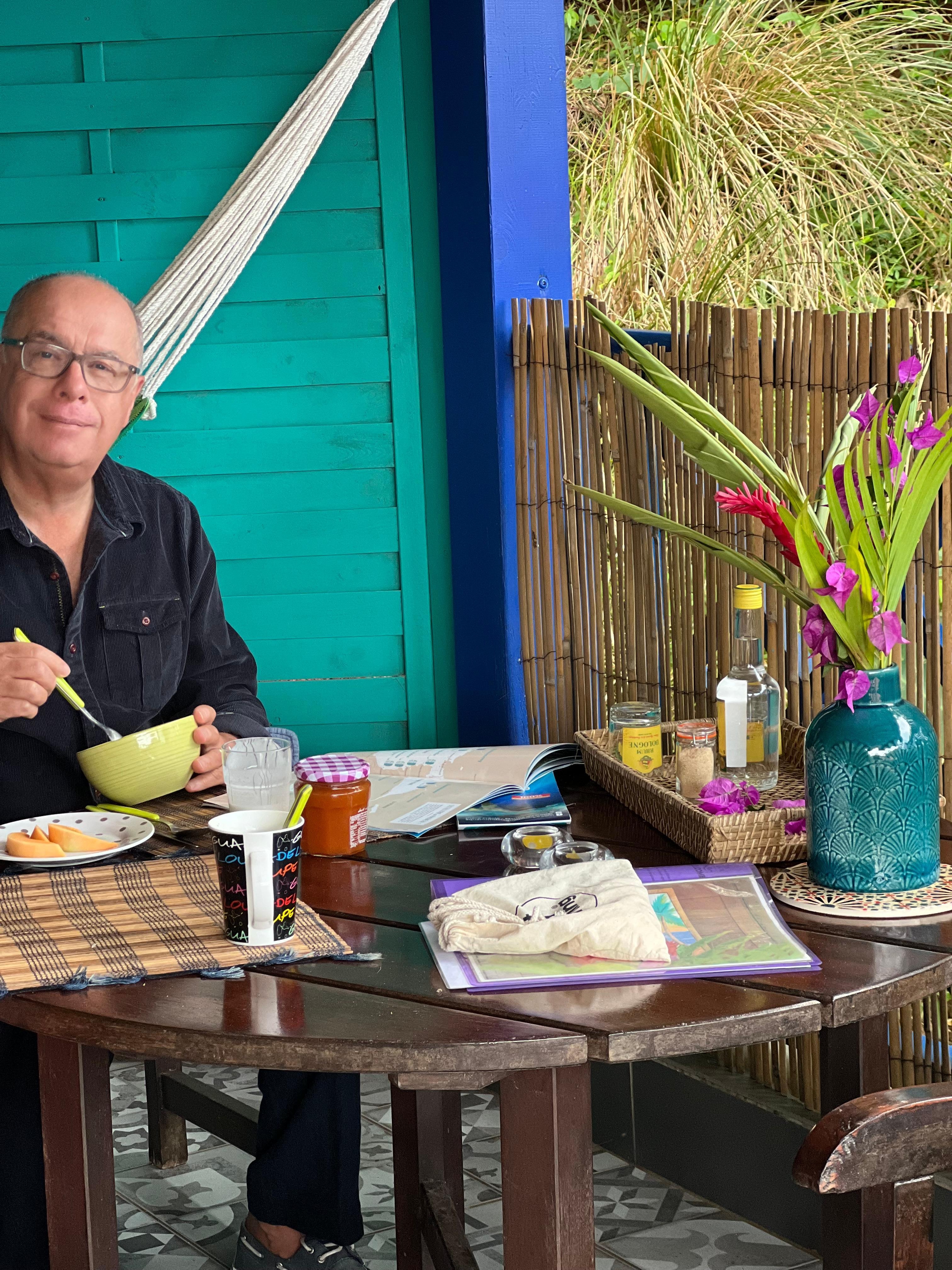 Very comfortable terrace, morning birds and evening cats… 