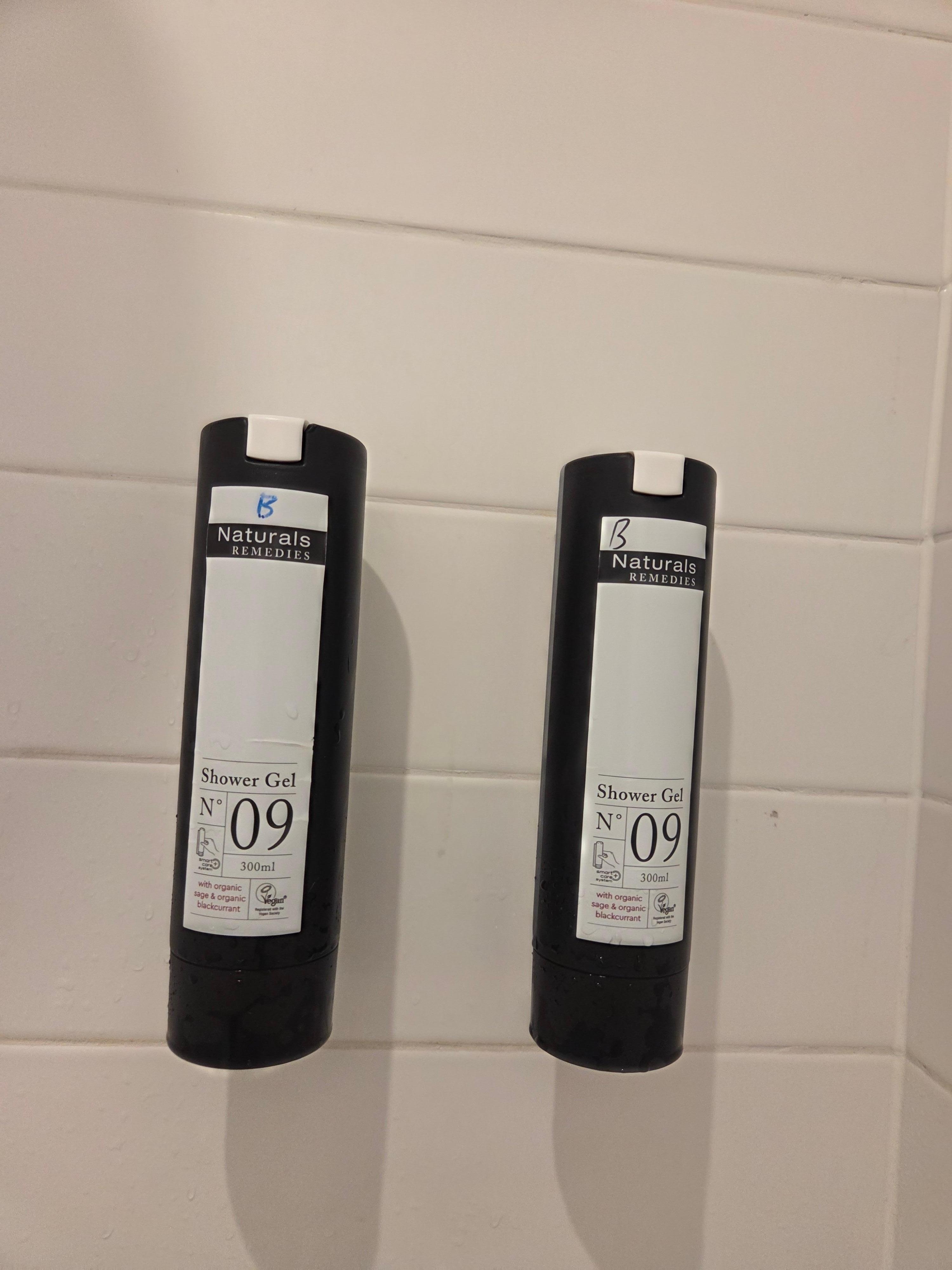 샴푸 없이 바디워시 두 개만 꼽아 놓음