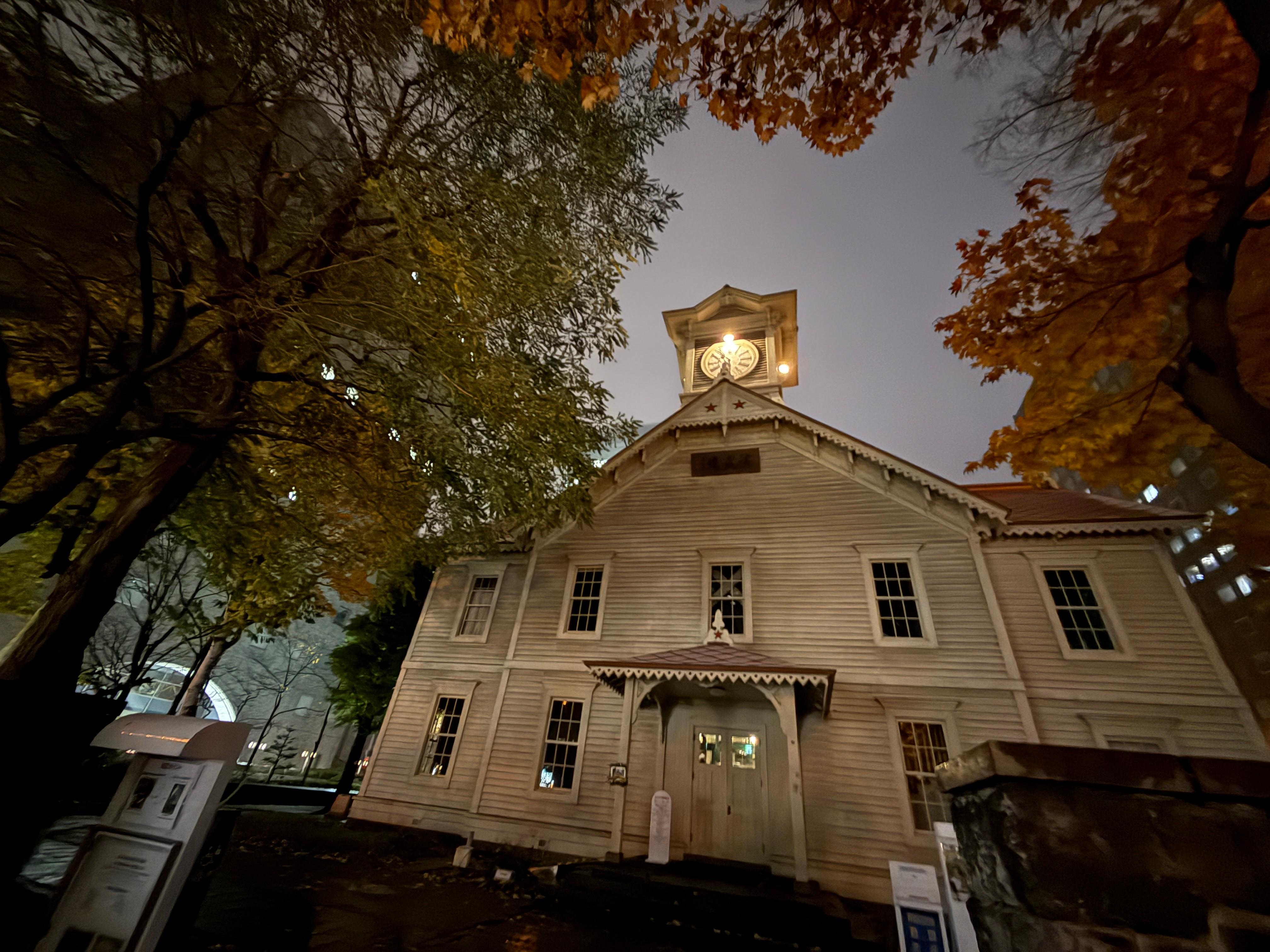 The famous Sapporo clock tower, just a few meters from the hotel. 有名な札幌時計台はホテルからわずか数メートルです。