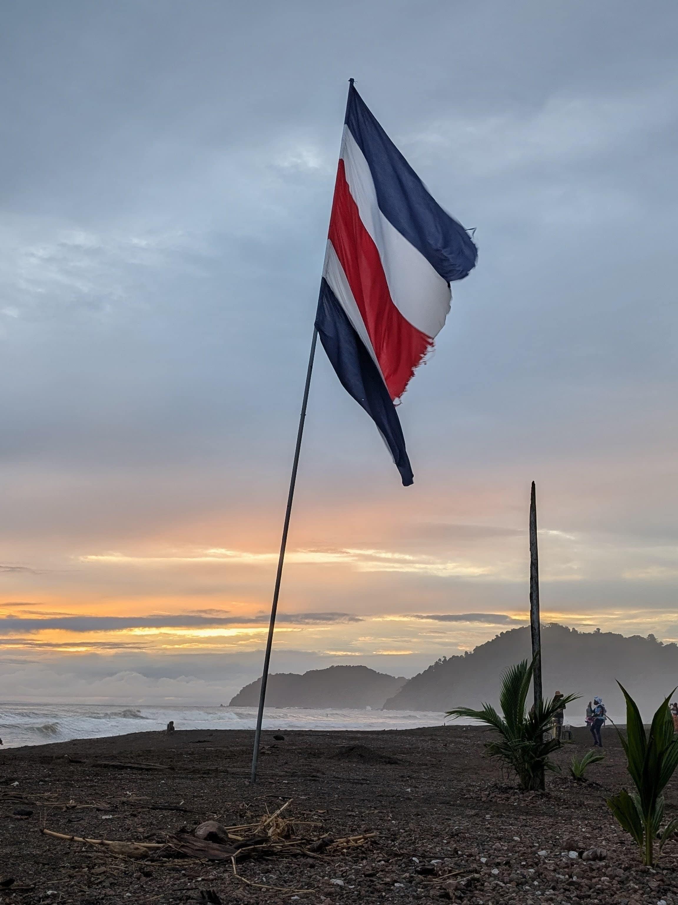 This sunset is a ten minute walk from the house. Paradise. 