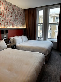 Zimmer 204 mit Föhn, Kühlschrank, TV, tägliche Reinigung