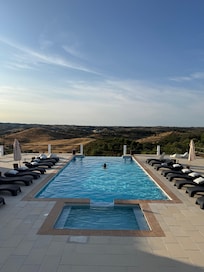 The star of the show - the infinity pool