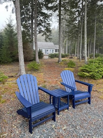 Happily situated. It felt private even though there were neighbors on either side. We could hardly tell they were there.