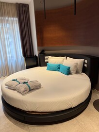 Double Deluxe Room. King bed.