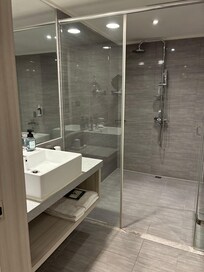 清潔なバスルーム