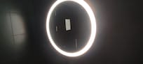 Única luz del lavabo