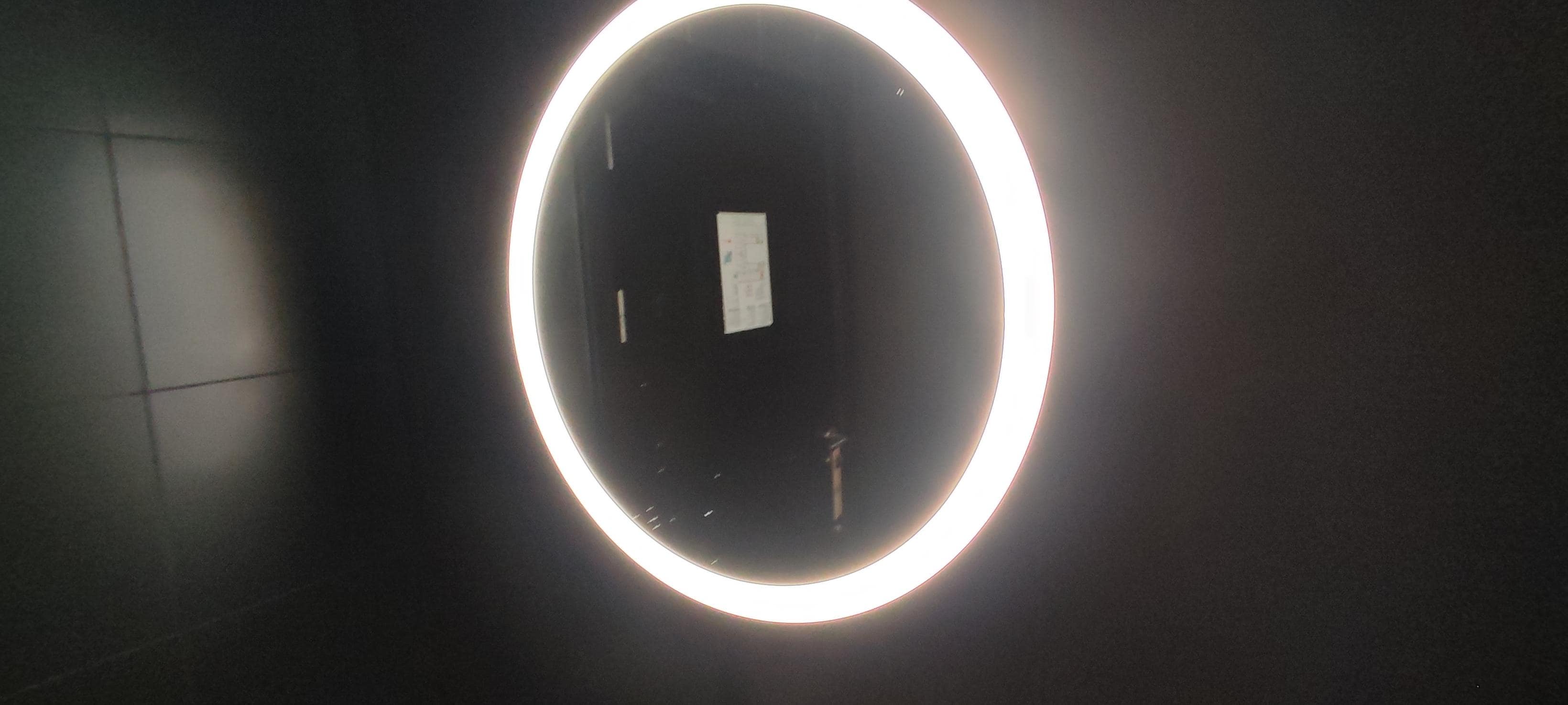 Única luz del lavabo