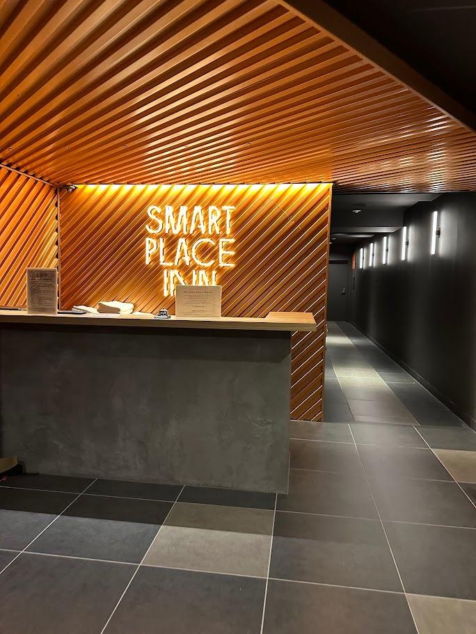 エントランスは小さめですがアメニティバイキングがありコンパクトに必要な機能がまとめられています。スタッフの方の対応もいいです！