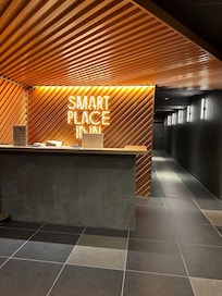 エントランスは小さめですがアメニティバイキングがありコンパクトに必要な機能がまとめられています。スタッフの方の対応もいいです!