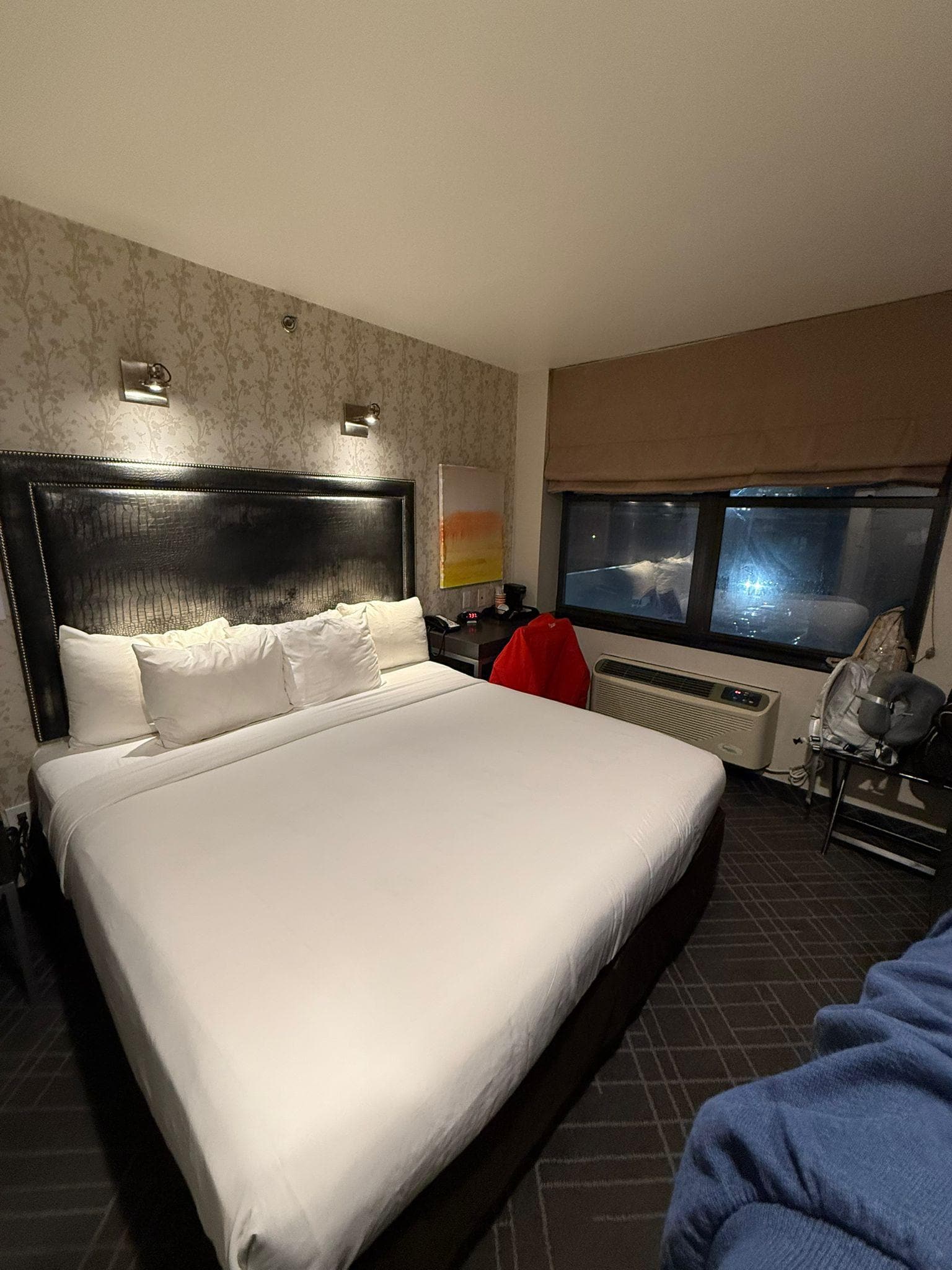 Habitación cómoda y limpia con baño en la misma habitación y estaba cómodo y limpio 