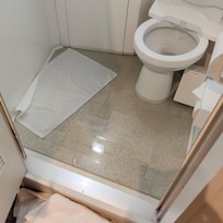 バスマットは浮いている状態。バスタオルや備え付けのパジャマなど手当たり次第にドアの下に敷いて水を食い止める。トイレも先発もできない。