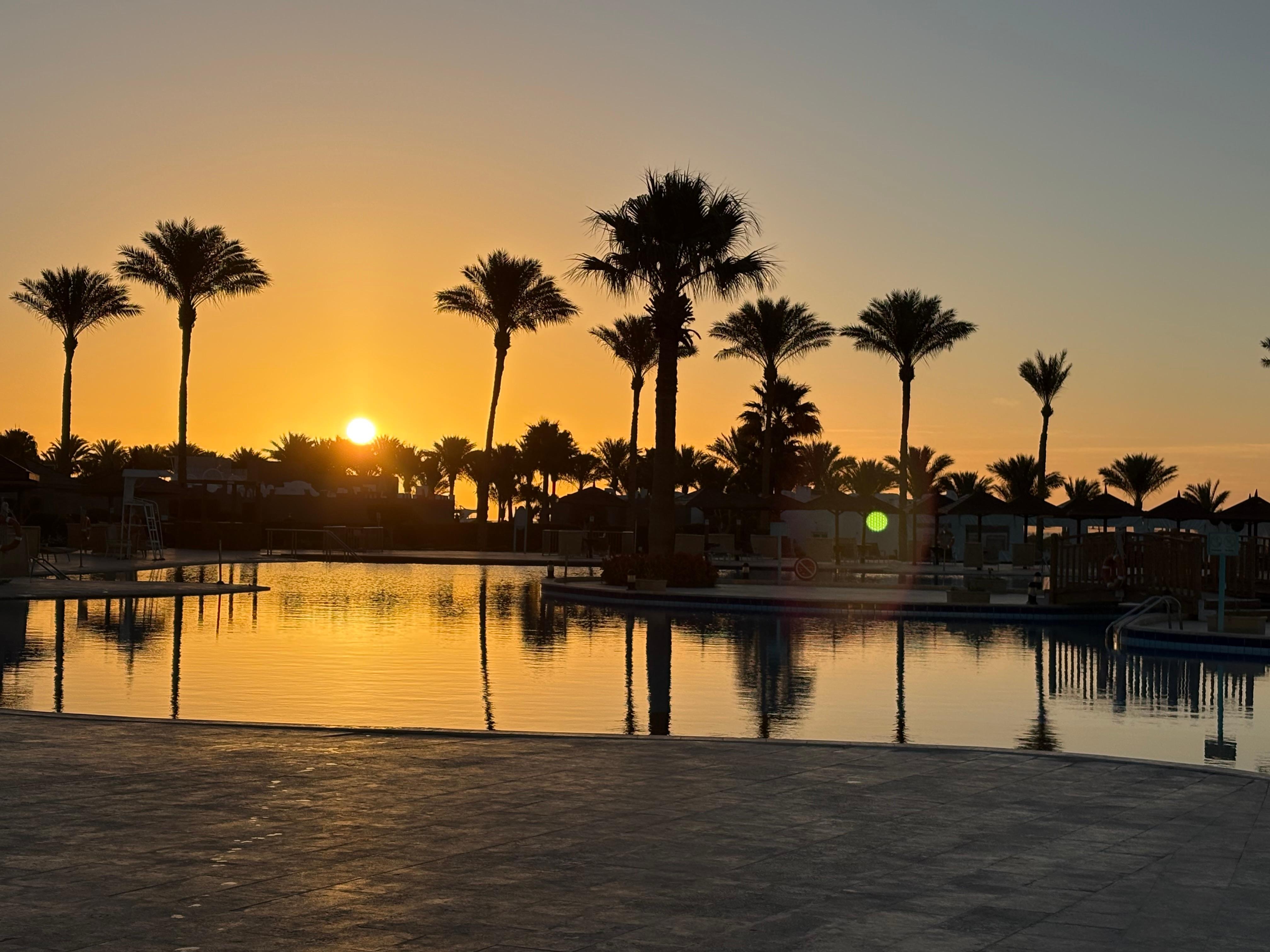 Zonsopgang vanaf zwembad 