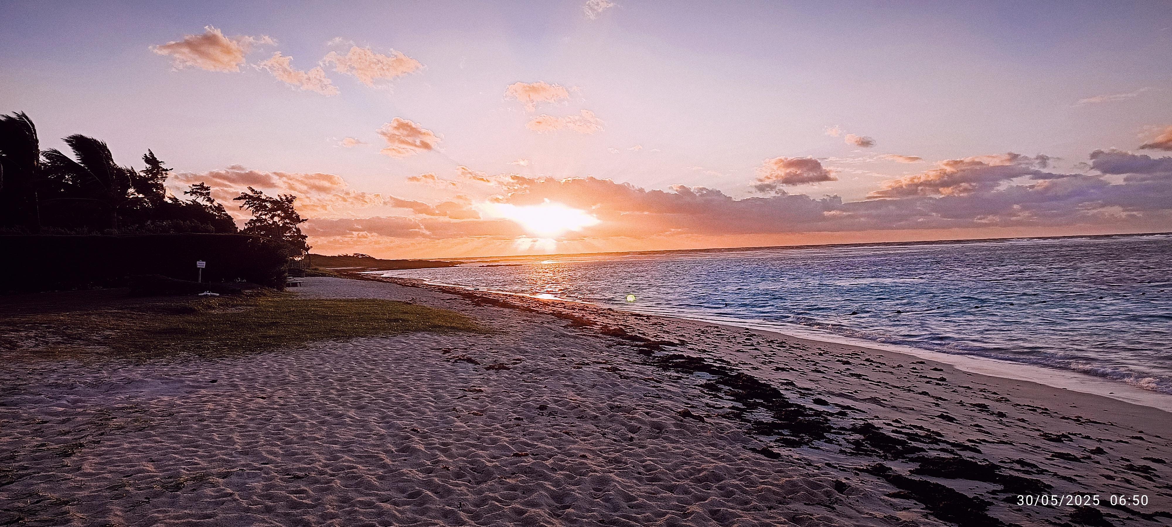 Levé de soleil depuis la plage de l'hôtel