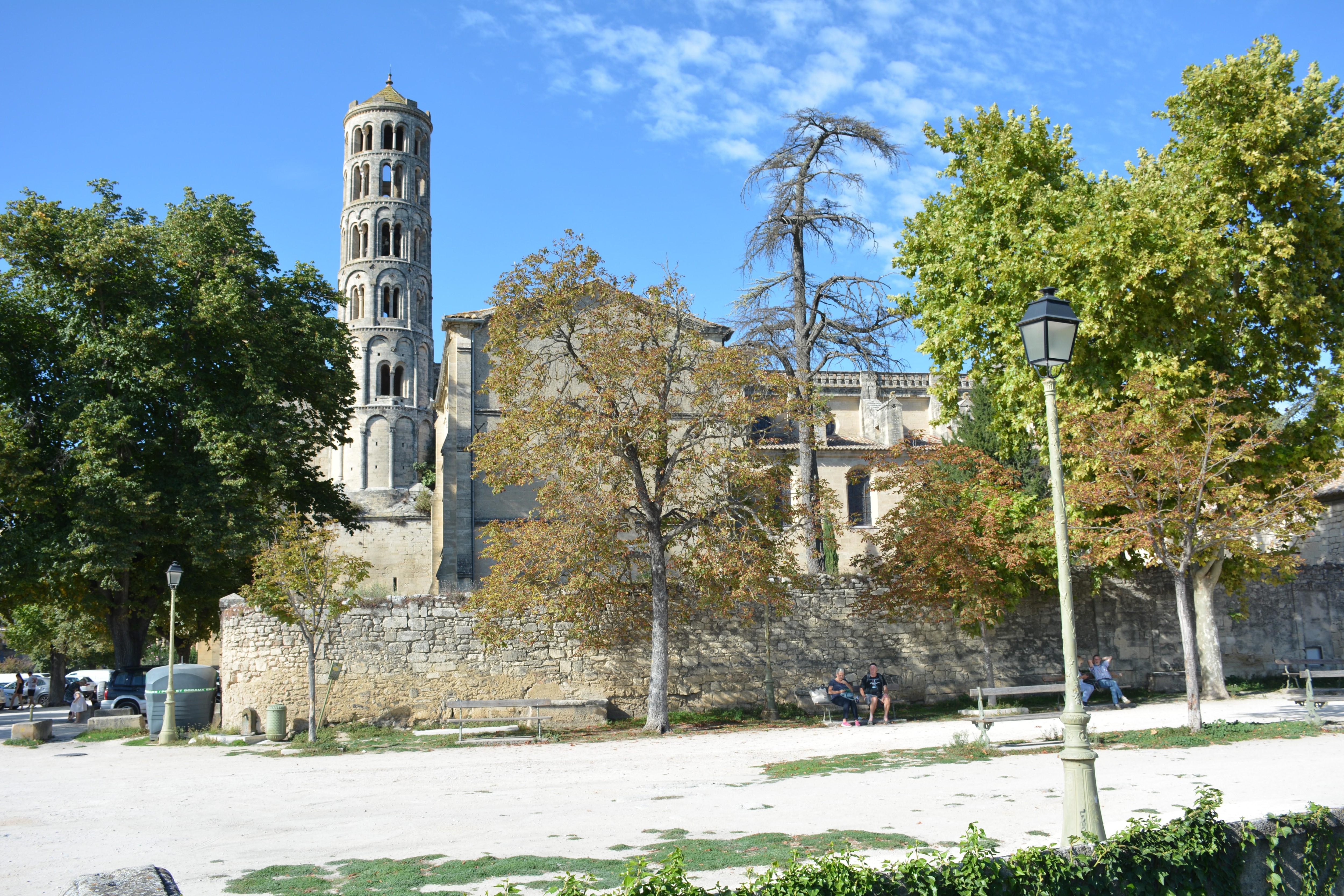 Uzes